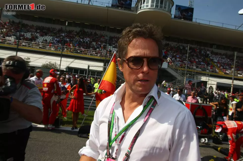 Foto zur News: Frauenschwarm Hugh Grant zog am Sonntag die Blicke auf sich. Der Brite war als Gast von Ferrari vor Ort. "Mein zweites Formel-1-Rennen. Vor ein paar Jahren war ich in Moncao", sagte der Schauspieler und blickte interessiert auf die Autos. "Ich werde langsam alt, interessiere mich mehr und mehr für Technik!"
