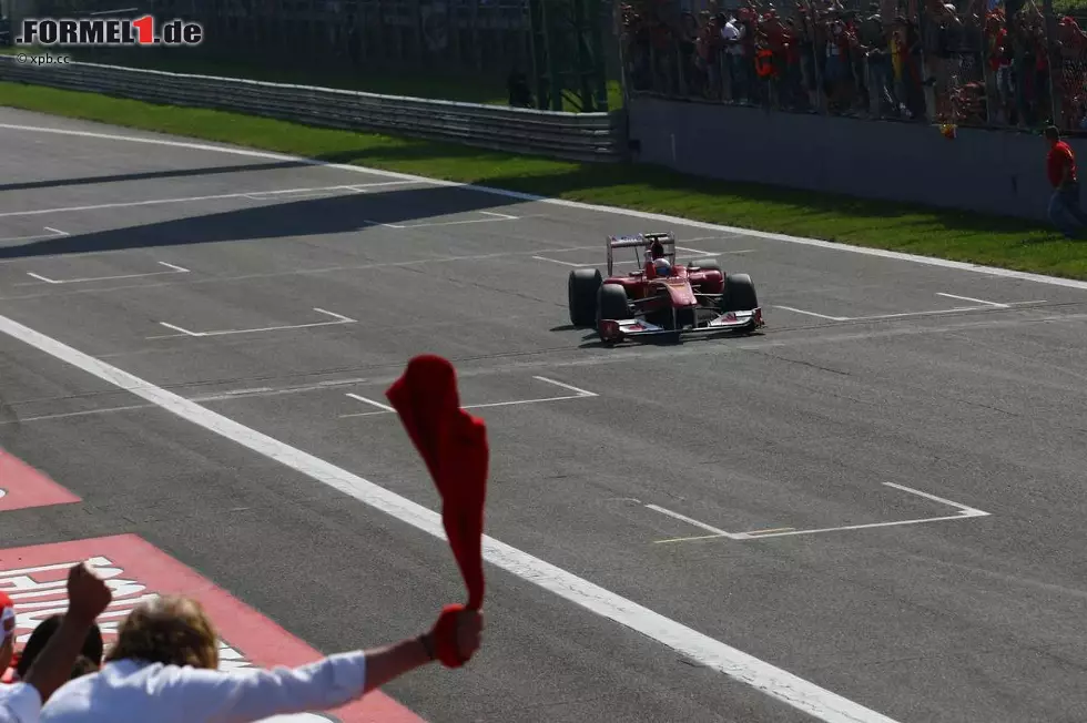 Aber nichts ging über Alonso. Der Spanier brachte die Fans in Monza in Extase, fuhr seinen dritten Saisonsieg ein. Für die vier Konkurrenten um den Weltmeistertitel 2010 wird Alonso langsam zum roten Tuch... Foto zur News: Aber nichts ging über Alonso. Der Spanier brachte die Fans in Monza in Extase, fuhr seinen dritten Saisonsieg ein. Für die vier Konkurrenten um den Weltmeistertitel 2010 wird Alonso langsam zum roten Tuch...
