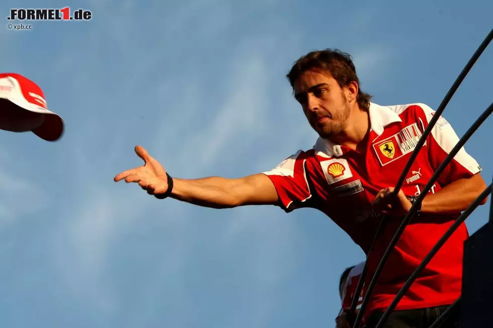 Foto zur News: Fernando Alonso ist der neue Held der Tifosi. Der Spanier gibt für die Fans in Rot zwar nicht sein letztes Hemd, aber immerhin: Er zieht den Hut!