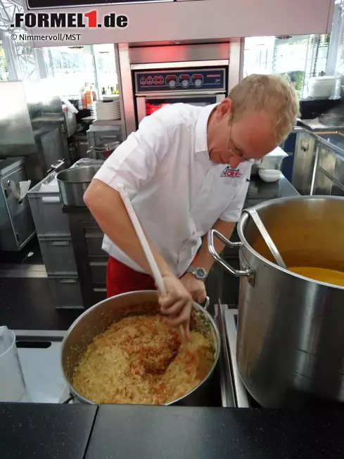 Foto zur News: Deutsche Kost beim italienischen Rennen: Der Red-Bull-Koch bereitet am Freitag im zweiten Stock der Hospitality Sauerkraut zu. In der Formel 1 wird man doch wohl eher Champagnerkraut essen?