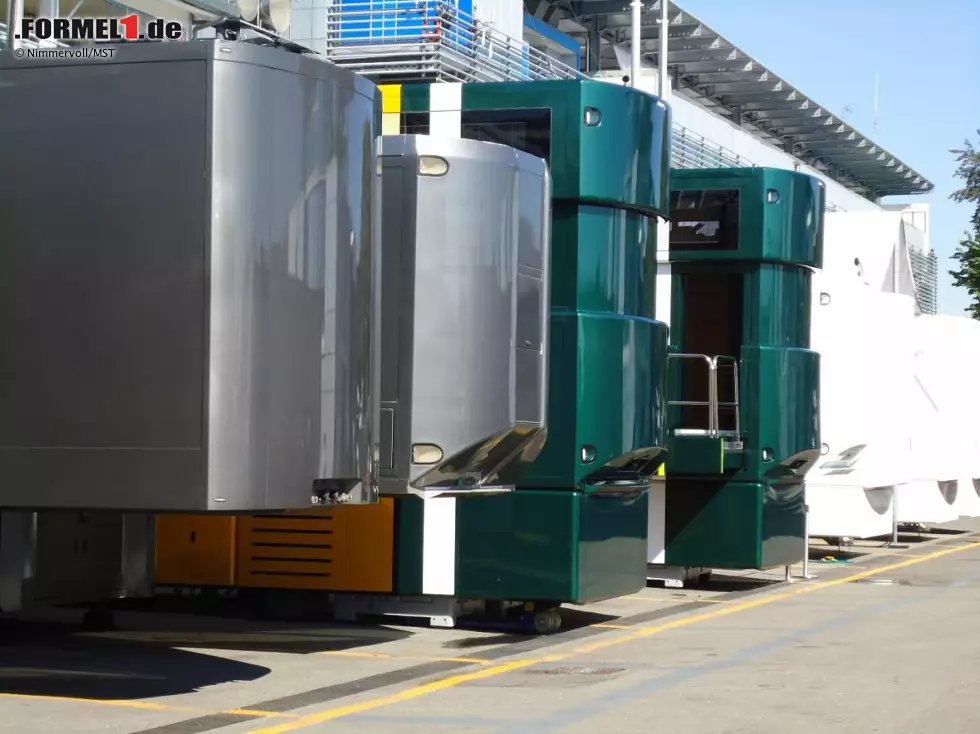 Foto zur News: Hier wird ein weiterer lächerlicher Streit in der Formel 1 sichtbar. An allen Anhängern der Teams fehlen die Trucks, die neuerdings außerhalb des Fahrerlagers geparkt werden müssen. Bernie Ecclestone mag es gar nicht, dass die Teams Werbung auf ihren Zugmaschinen haben...