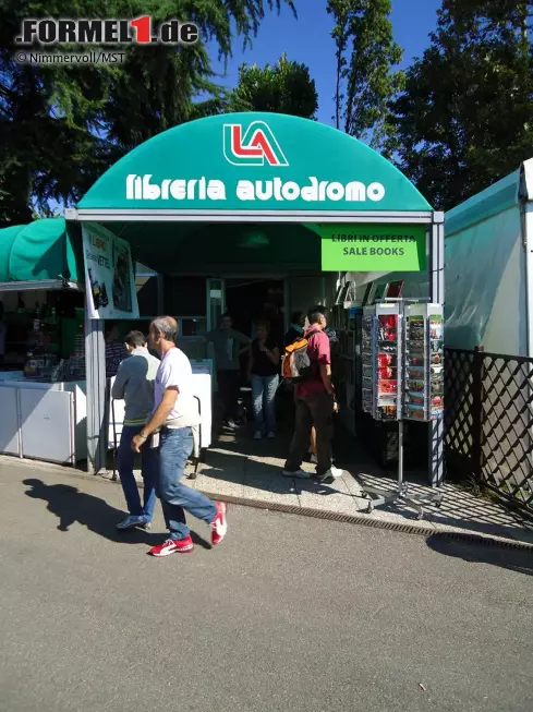 Foto zur News: Buchshop nahe dem Eingang zum Fahrerlager: In diesem Jahr war was der Renner? Natürlich das neue Ferrari-Buch über 20 Jahre "Vrooom" - eine jährliche Veranstaltung im Winter in Madonna di Campiglio.