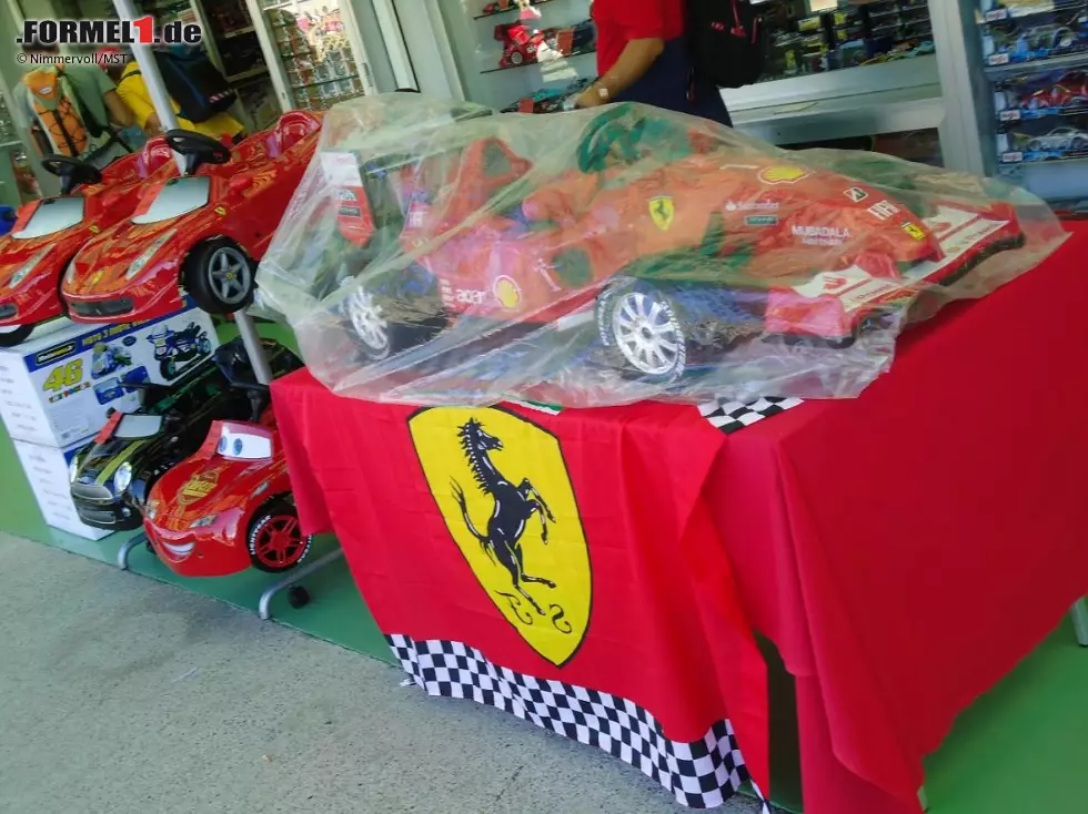 Foto zur News: Auch für die Kleinen gibt es in Italien nur Ferrari. Tretautos sind in Monza zwangsläufig rot. Wer Testfahrten will, muss tief in die Tasche greifen. Fahrten im Formel-1-Tretauto kosten 100 Euro! Für den Kinderspaß auf einem kleinen Motorrad im Valentino-Rossi-Design muss Papa 80 Euro locker machen - unbezahlbar!