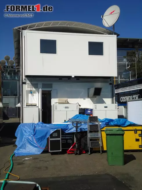Regelrecht bescheiden wirken hingegen einige Motorhomes. Vor allem die Rückseite ist nicht so anhsehnlich, wie man es von der glänzenden Formel-1-Welt annehmen könnte. Foto zur News: Regelrecht bescheiden wirken hingegen einige Motorhomes. Vor allem die Rückseite ist nicht so anhsehnlich, wie man es von der glänzenden Formel-1-Welt annehmen könnte.