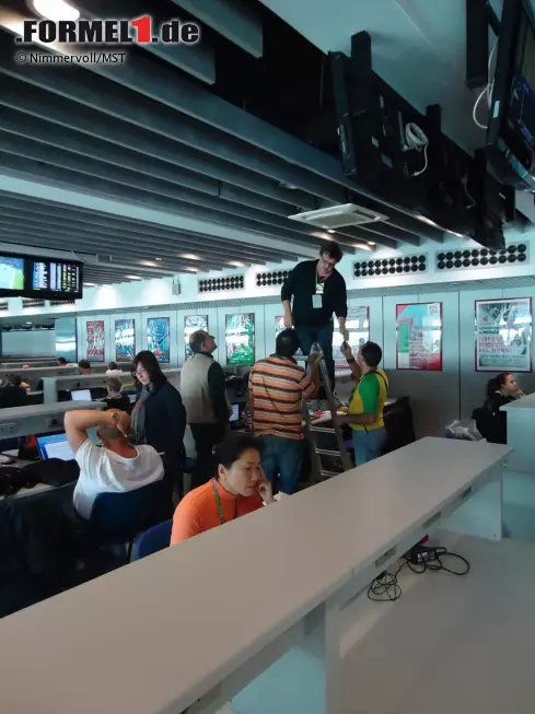 Foto zur News: Aber nicht immer läuft alles nach Plan: Kleine, improvisierte Reparartur im Pressezentrum. Alle packen mit an, auch die Journalisten gehören fest zum Formel-1-Zirkus und sind Teil der großen Familie.