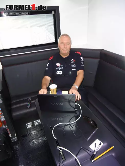 Foto zur News: Das Büro von Virgin-Teamchef John Booth. Der Brite legt keinen Wert auf Schnickschnack. Eine Sitzgelegenheit, ein Tisch und ein Laptop - das reicht. Aber Vorsicht mit dem Kaffee auf der Tastatur...
