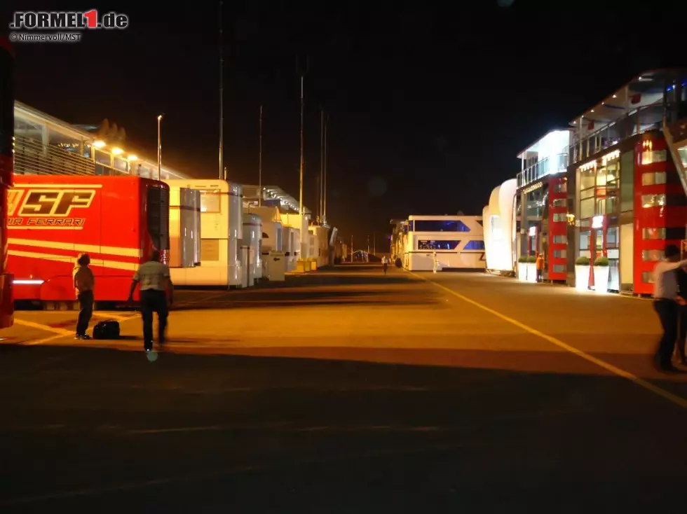 Foto zur News: Monza by night: Das Fahrerlager wirkt in der Nacht nahezu ausgestorben. Der Eindruck täuscht jedoch: In den Boxen und in den kleinen Büros der Teamtrucks sitzen nach wie vor viele Fachleute und rätseln über Technik und Strategie. Viel Schlaf gibt es am Grand-Prix-Wochenende nicht.