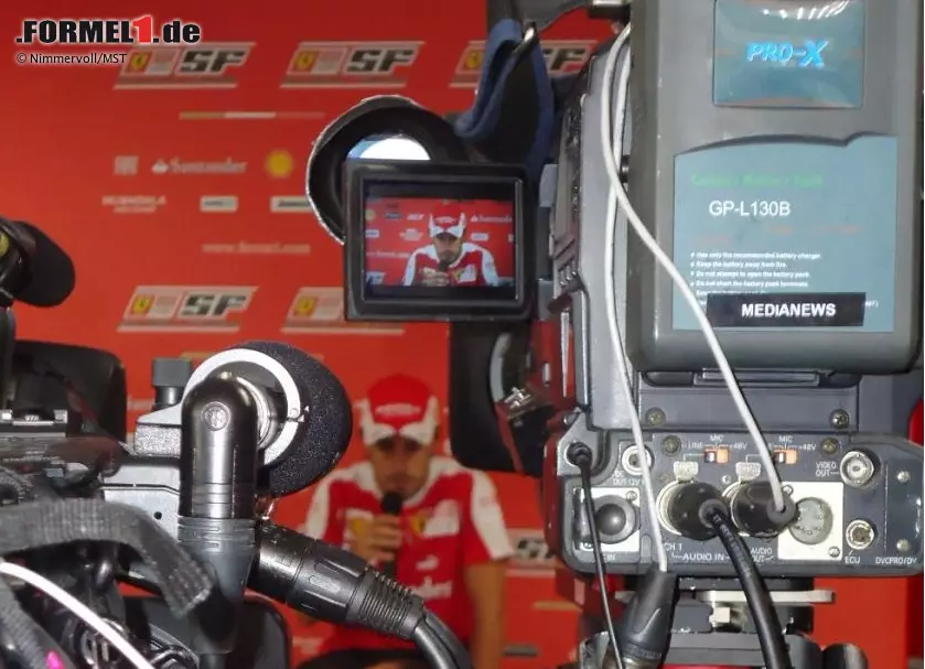 Im Zentrum des Interesses: Ferrari-Star Fernando Alonso steht den Medien am Donnerstag vor dem Rennen Rede und Antwort. Der Spanier bleibt im großen Rummel um seine Person absolut cool. Foto zur News: Im Zentrum des Interesses: Ferrari-Star Fernando Alonso steht den Medien am Donnerstag vor dem Rennen Rede und Antwort. Der Spanier bleibt im großen Rummel um seine Person absolut cool.