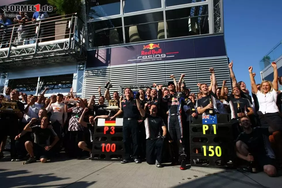 Foto zur News: Die österreichische Mannschaft von Energy-Drink-König Dietrich Mateschitz hatte viel Freude im Grand Prix von Ungarn. Sieg im 100. Rennen der Teamgeschichte, Mark Webber feierte den jüngsten Erfolg ausgerechnet zu seinem 150. Formel-1-Jubiläum. Nur einer stand etwas am Rand...