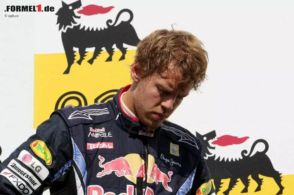 Sebastian Vettel hatte keinen Grund für eine große Party. Der Heppenheimer war als klarer Siegfavorit ins Rennen gegangen, hatte die Szene über viele Runden eindeutig dominiert. Dann aber leistete sich der deutsche Youngster einen Fehler: Er ließ hinter dem Safety-Car zu viel Platz auf seinen Vordermann. Nach der fälligen Durchfahrtsstrafe wurde Vettel nur noch Dritter. "Das hätte eine Spazierfahrt zum Sieg werden können", sagt der Hesse anschließend enttäuscht. Foto zur News: Sebastian Vettel hatte keinen Grund für eine große Party. Der Heppenheimer war als klarer Siegfavorit ins Rennen gegangen, hatte die Szene über viele Runden eindeutig dominiert. Dann aber leistete sich der deutsche Youngster einen Fehler: Er ließ hinter dem Safety-Car zu viel Platz auf seinen Vordermann. Nach der fälligen Durchfahrtsstrafe wurde Vettel nur noch Dritter. "Das hätte eine Spazierfahrt zum Sieg werden können", sagt der Hesse anschließend enttäuscht.