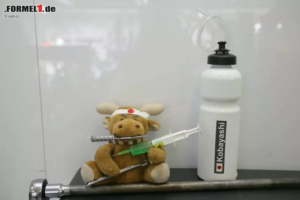 Vielleicht helfen die kleinen Tricks und Kniffe von Formel-1-Neuling Kamui Kobayashi, um den Schmerz der Niederlage zu verdauen. Die Glücksbringer des jungen Japaners waren auch in Ungarn wieder äußerst wirkungsvoll. Von Platz 23 fuhr sich der Sauber-Rookie mit dem Messer zwischen den Zähnen bis auf Platz neun nach vorne - bärenstark! Foto zur News: Vielleicht helfen die kleinen Tricks und Kniffe von Formel-1-Neuling Kamui Kobayashi, um den Schmerz der Niederlage zu verdauen. Die Glücksbringer des jungen Japaners waren auch in Ungarn wieder äußerst wirkungsvoll. Von Platz 23 fuhr sich der Sauber-Rookie mit dem Messer zwischen den Zähnen bis auf Platz neun nach vorne - bärenstark!
