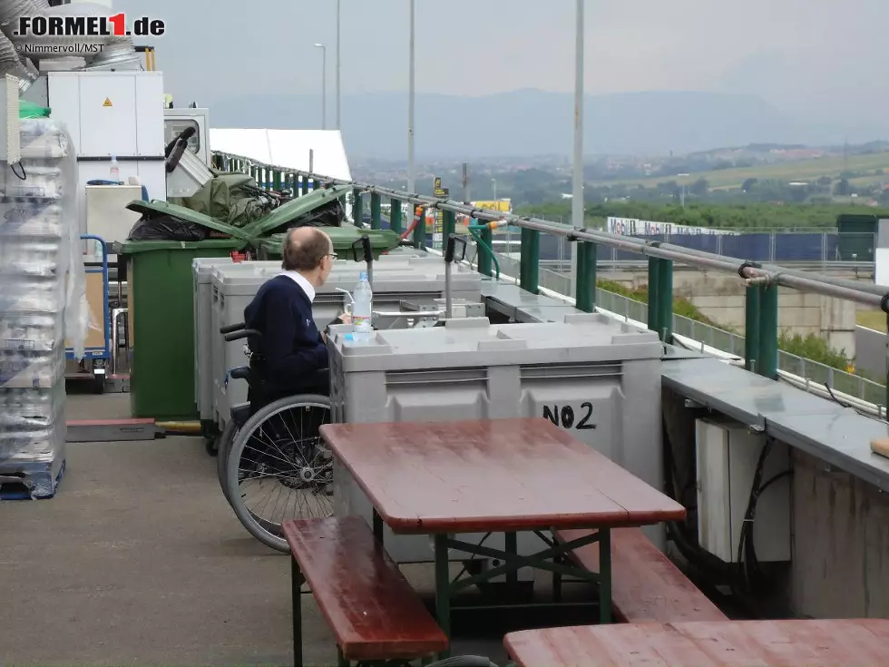 Im krassen Gegensatz zum Glamour im Fahrerlager steht die Rückseite so mancher Garage. Zwischen Müllcontainern und Bierzeltgarnitur sucht hier der legendäre Sir Frank Williams eine kleine Ruhepause zwischen zwei Trainingssitzungen. Man hat geradezu den Eindruck, der Williams-Boss hätte der Glitzerwelt für einen Moment entfliehen wollen, um sich die Welt aus der normalen Perspektive anschauen zu können. Foto zur News: Im krassen Gegensatz zum Glamour im Fahrerlager steht die Rückseite so mancher Garage. Zwischen Müllcontainern und Bierzeltgarnitur sucht hier der legendäre Sir Frank Williams eine kleine Ruhepause zwischen zwei Trainingssitzungen. Man hat geradezu den Eindruck, der Williams-Boss hätte der Glitzerwelt für einen Moment entfliehen wollen, um sich die Welt aus der normalen Perspektive anschauen zu können.
