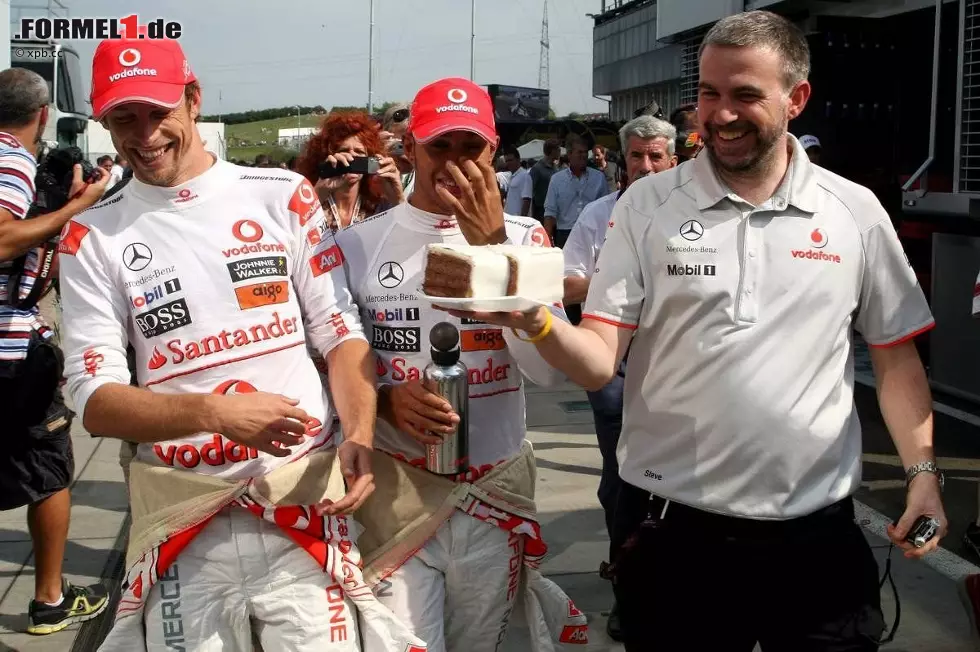 Als Symbol gut gedacht, als Backkunst schlecht gemacht: Nicht jedem schmeckte der Jubiläumskuchen. Die McLaren-Piloten Jenson Button und Lewis Hamilton bringen deutlich zum Ausdruck, was sie vom Hungaroring-Kuchen halten. Ohnehin hatten die die beiden Champions in den britischen Silberpfeilen am Wochenende nicht viel Freude. Die Strecke schmeckte dem Auto überhaupt nicht. Foto zur News: Als Symbol gut gedacht, als Backkunst schlecht gemacht: Nicht jedem schmeckte der Jubiläumskuchen. Die McLaren-Piloten Jenson Button und Lewis Hamilton bringen deutlich zum Ausdruck, was sie vom Hungaroring-Kuchen halten. Ohnehin hatten die die beiden Champions in den britischen Silberpfeilen am Wochenende nicht viel Freude. Die Strecke schmeckte dem Auto überhaupt nicht.