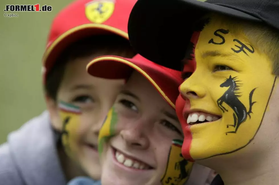 Foto zur News: So gern die Formel 1 nach Bahrain geflogen wäre, Melbourne ist einzigartig. Auch wegen seiner Fans. Denn mal ganz ehrlich: So viel Stimmung wie im Albert-Park hat in der Sakhir-Wüste noch nie geherrscht.