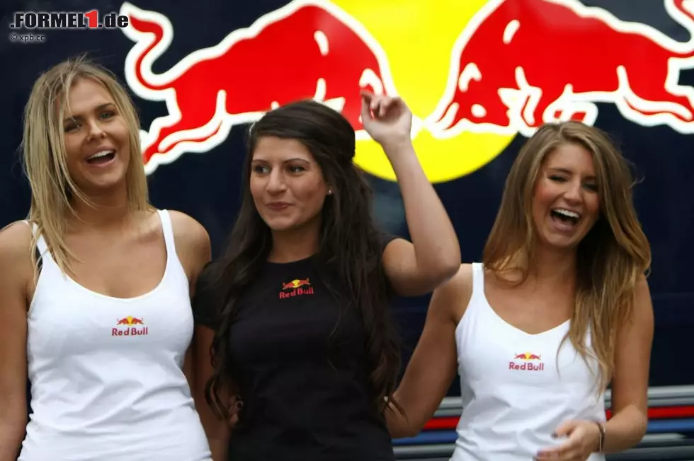 Foto zur News: ... während es der "große Bruder" Red Bull mit dem "kleinen Schumi" Vettel nicht mehr nötig hat, so viel nackte Haut zu zeigen. Dafür ist die Stimmung bei den "Bullen" umso besser, wie man sieht. Wundert uns nicht, wenn man die Ergebnisse von Mercedes (Doppelausfall) und Red Bull (Erster und Fünfter) miteinander vergleicht.