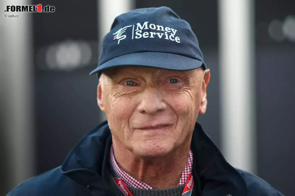 Foto zur News: Einst war ihm sein Parmalat-Kapperl jahrzehntelang heilig, dann ließ er sich des Geldes wegen zumindest einen anderen Schriftzug auf seiner Stirn einreden. Jetzt bricht Niki Lauda ganz mit allen Traditionen: In Melbourne präsentierte er seinen neuen Sponsor - und ein blaues statt rotes Kapperl!