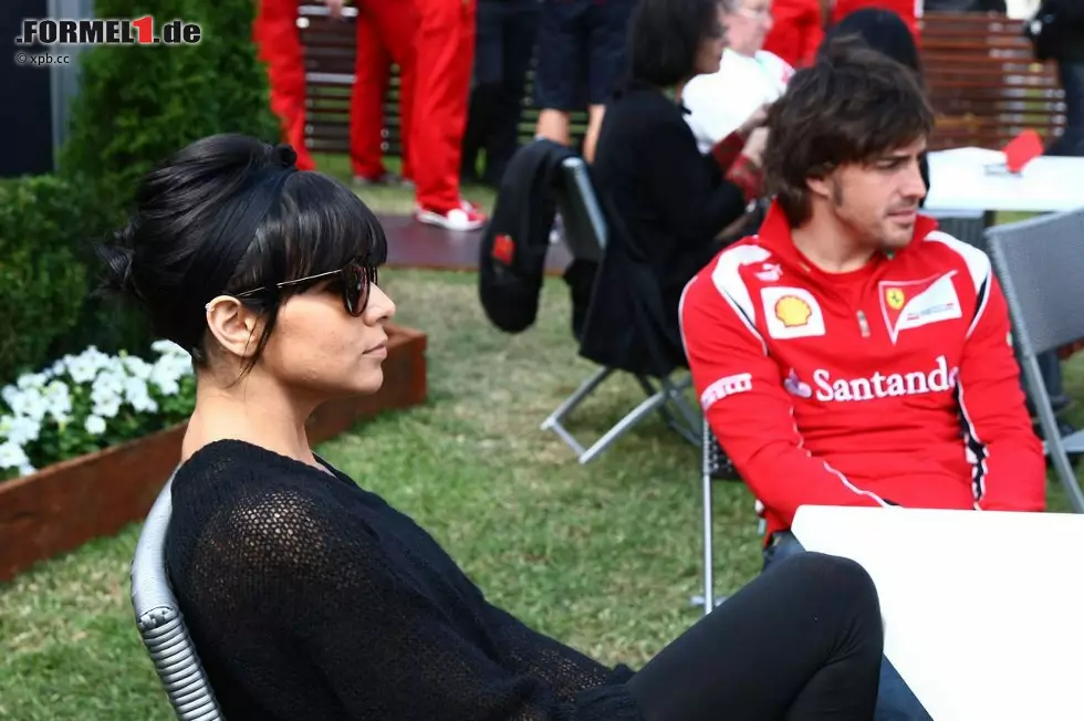Foto zur News: Charmante Begleitung: Fernando Alonso mit seiner Ehefrau Raquel, die er vor ein paar Jahren still und heimlich geheiratet hat. In Spanien ist die Popsängerin mit ihrer Band El Sueno de Morfeo eine große Nummer.