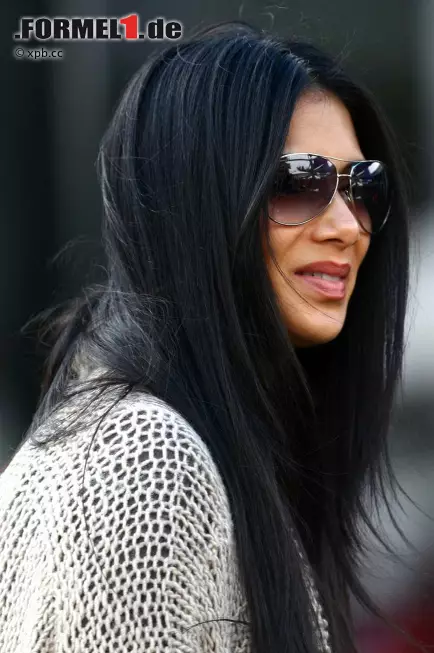 Foto zur News: Die Freundin von Lewis Hamilton, "Pussycat Doll" Nicole Scherzinger, kennt man hingegen auf der ganzen Welt. "Wenn sie mir Glück bringt, nehme ich sie dieses Jahr zu allen 19 Rennen mit", kündigte Hamilton strahlend an - und wurde prompt Zweiter, womit nach den Wintertests niemand gerechnet hätte.