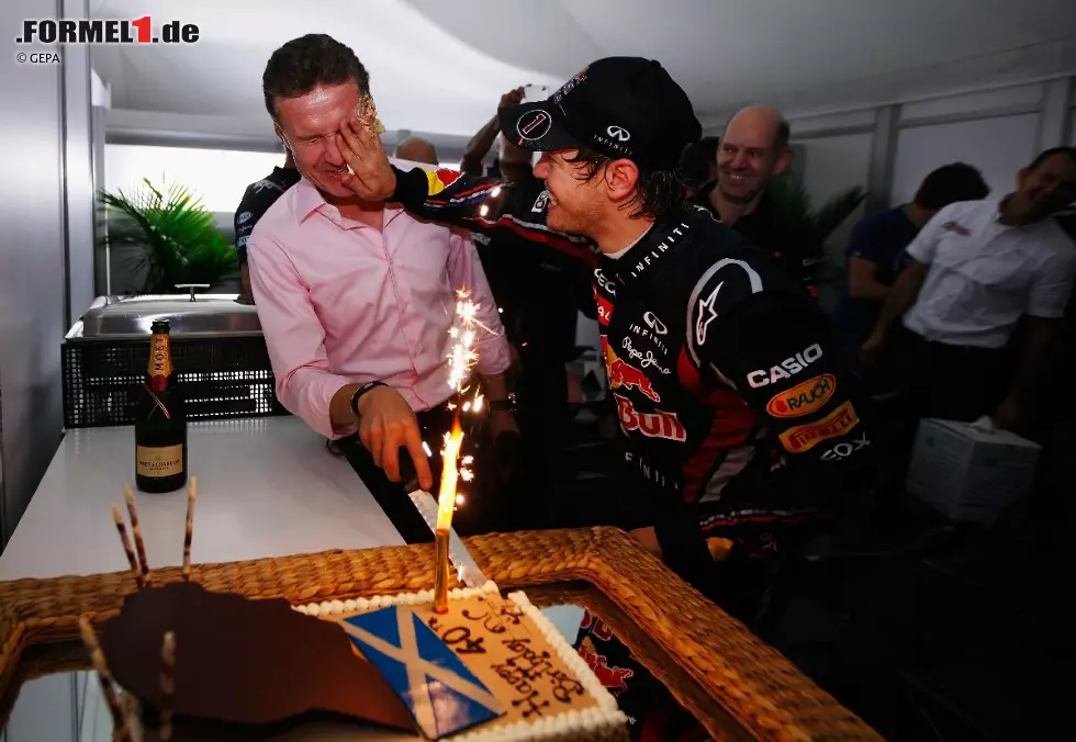 Foto zur News: Zu seinem 40. Geburtstag wurde David Coulthard, neuerdings TV-Kommentator, schon an der Paddock-Passkontrolle mit einem Happy-Birthday-Ständchen empfangen. Bei seinem früheren Arbeitgeber Red Bull gab es dann sogar eine Torte. Mit der hatte Sebastian Vettel aber ganz anderes im Sinn, als seine Kalorienbilanz aus dem Ruder zu bringen...