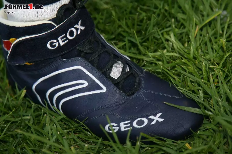 Foto zur News: Apropos Vettel: Der abergläubische Champion trat auch diesmal wieder mit Glücksmünze im Schuh an. Anscheinend hat diese geholfen.