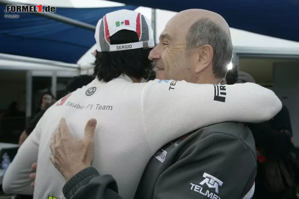 Foto zur News: Peter Sauber wollte schon mit einem Jose-Cuervo-Tequila (neuer Sponsor) auf seinen Wunderknaben Sergio Perez anstoßen. Der hatte immerhin bei der Formel-1-Premiere sensationell Platz sieben geholt. Doch dann die Enttäuschung: Heckflügel illegal, beide Sauber disqualifiziert.