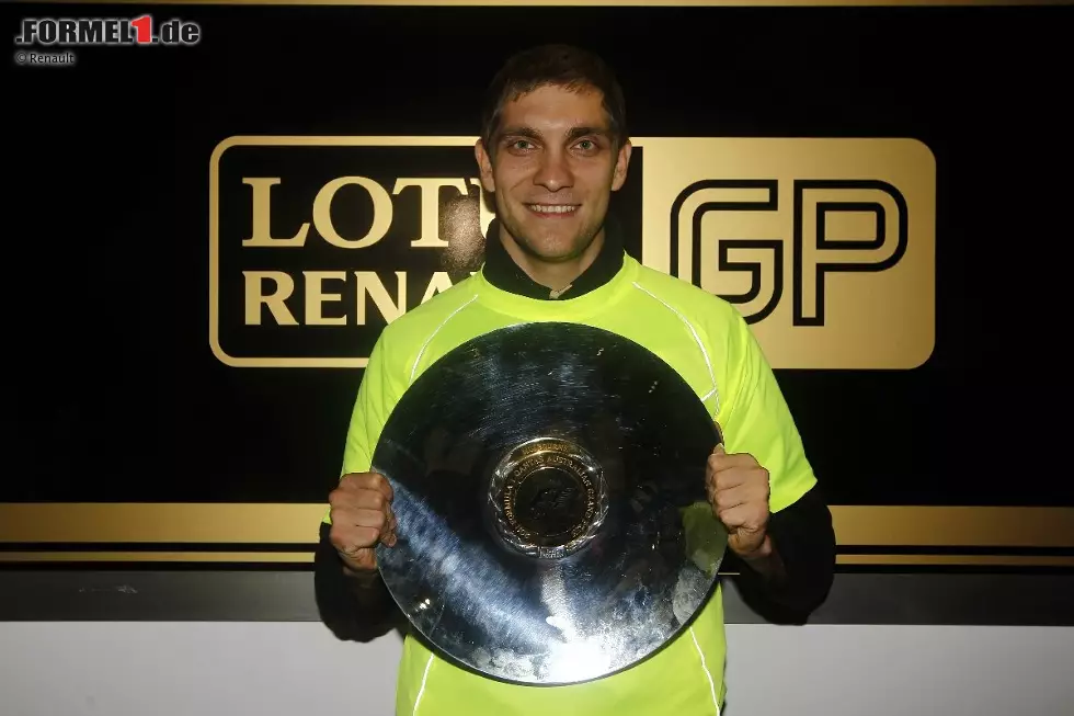 Foto zur News: Zu Witali Petrow wollten wir vorhin noch etwas loswerden. Ob es am Rugbyspielen lag oder nicht, sei dahingestellt, aber der Renault-Pilot holte als erster Russe überhaupt ein Grand-Prix-Podium. Umso bemerkenswerter, wenn man bedenkt, dass Teamkollege Nick Heidfeld überrundet wurde.