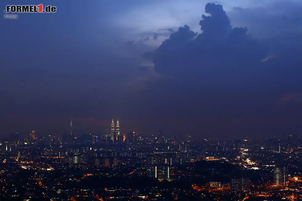 Foto zur News: Selamat Datang in Kuala Lumpur! Die Bewohner der acht Millionen Einwohner zählenden Metropole nennen die Hauptstadt Malaysias einfach nur &quot;KL&quot;. Die hell beleuchteten Petronas-Towers im Hintergrund waren mit einer Höhe von 452 Metern von 1998 bis 2004 die höchsten Gebäude der Welt.