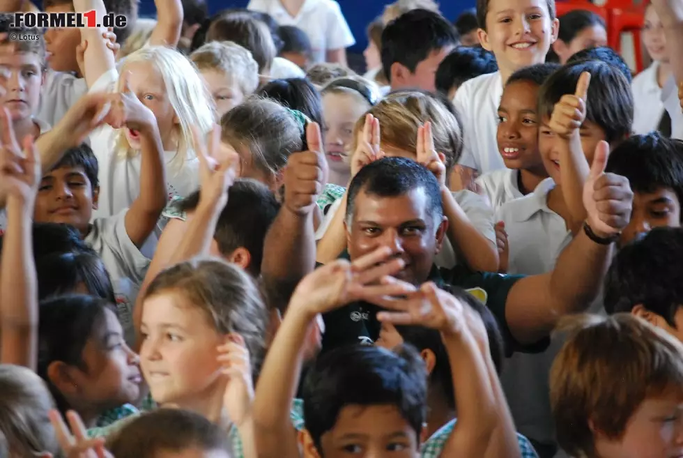Beim Besuch in der Alice-Smith-Schule in Kuala Lumpur, die er früher selbst besucht hat ("Damals sah es hier noch ganz anders aus!"), hält Lotus-Teamchef Tony Fernandes eine emotionale Rede: "Lasst euch eure Träume nicht von euren Eltern oder Lehrern ausreden, denn manchmal werden Träume wahr. Es ist okay, es zu probieren, und es ist auch okay, wenn man scheitert. Aber wenn man es nie probiert, wird man nie wissen, was daraus geworden wäre." Foto zur News: Beim Besuch in der Alice-Smith-Schule in Kuala Lumpur, die er früher selbst besucht hat ("Damals sah es hier noch ganz anders aus!"), hält Lotus-Teamchef Tony Fernandes eine emotionale Rede: "Lasst euch eure Träume nicht von euren Eltern oder Lehrern ausreden, denn manchmal werden Träume wahr. Es ist okay, es zu probieren, und es ist auch okay, wenn man scheitert. Aber wenn man es nie probiert, wird man nie wissen, was daraus geworden wäre."