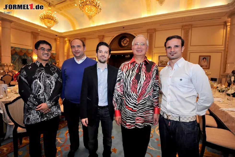 Vor Beginn des Rennwochenendes lud Premierminister Najib Razak alle Fahrer und Teams zum Dinner ein. Nicht alle folgten dem Ruf, aber viele kamen tatsächlich. So auch das HRT-Team rund um den deutschen Teamchef Colin Kolles. Foto zur News: Vor Beginn des Rennwochenendes lud Premierminister Najib Razak alle Fahrer und Teams zum Dinner ein. Nicht alle folgten dem Ruf, aber viele kamen tatsächlich. So auch das HRT-Team rund um den deutschen Teamchef Colin Kolles.
