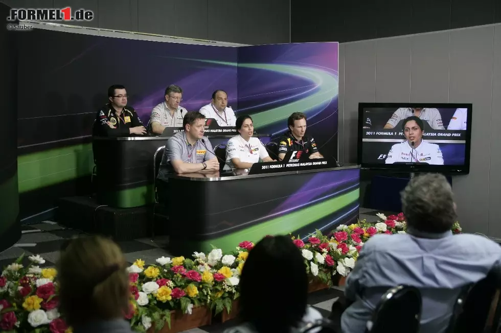 Foto zur News: Und wieder der übliche Trott: Donnerstags-Pressekonferenz der FIA, diesmal auch mit weiblicher Beteiligung (Sauber-Geschäftsführerin Monisha Kaltenborn). Der vielen vielleicht noch nicht so bekannte Herr im grauen Hemd ist Pirelli-Sportchef Paul Hembery.