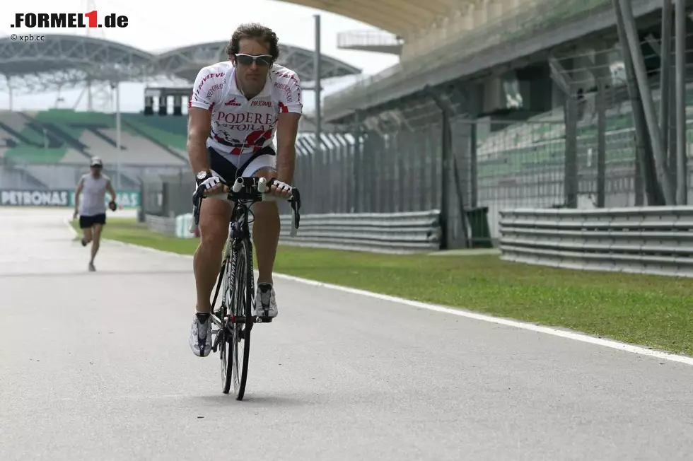 Foto zur News: Manche ließen es sich nicht nehmen, sogar bei Gluthitze in Sepang um die fünfeinhalb Kilometer lange Strecke zu joggen, Jarno Trulli drehte immerhin ein paar Runden mit dem Fahrrad.