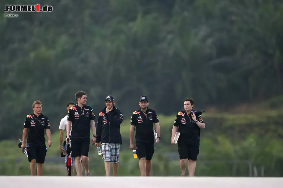 Foto zur News: Sebastian Vettel und seine Jungs sparten sich die Kräfte lieber für das Rennen auf und marschierten ganz entspannt um den Kurs. Ob&#039;s geholfen hat oder nicht, sei dahingestellt, aber Tatsache ist: "Super-Seb" feierte drei Tage später den zweiten Sieg im zweiten Rennen.
