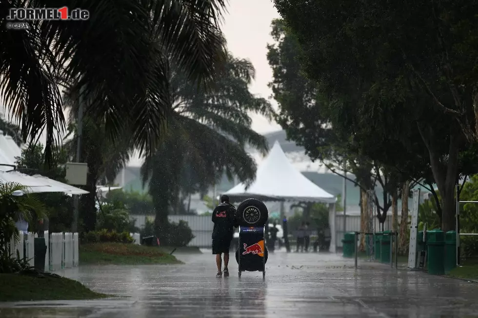 Praktisch alle Meteorologen hätten ihr Leben darauf verwettet, dass es im Laufe des Wochenendes irgendwann während einer Session regnen würde. Den schlimmsten Schauer erlebte Sepang aber am Donnerstagabend. Ansonsten blieb es wie durch ein Wunder trocken. Foto zur News: Praktisch alle Meteorologen hätten ihr Leben darauf verwettet, dass es im Laufe des Wochenendes irgendwann während einer Session regnen würde. Den schlimmsten Schauer erlebte Sepang aber am Donnerstagabend. Ansonsten blieb es wie durch ein Wunder trocken.