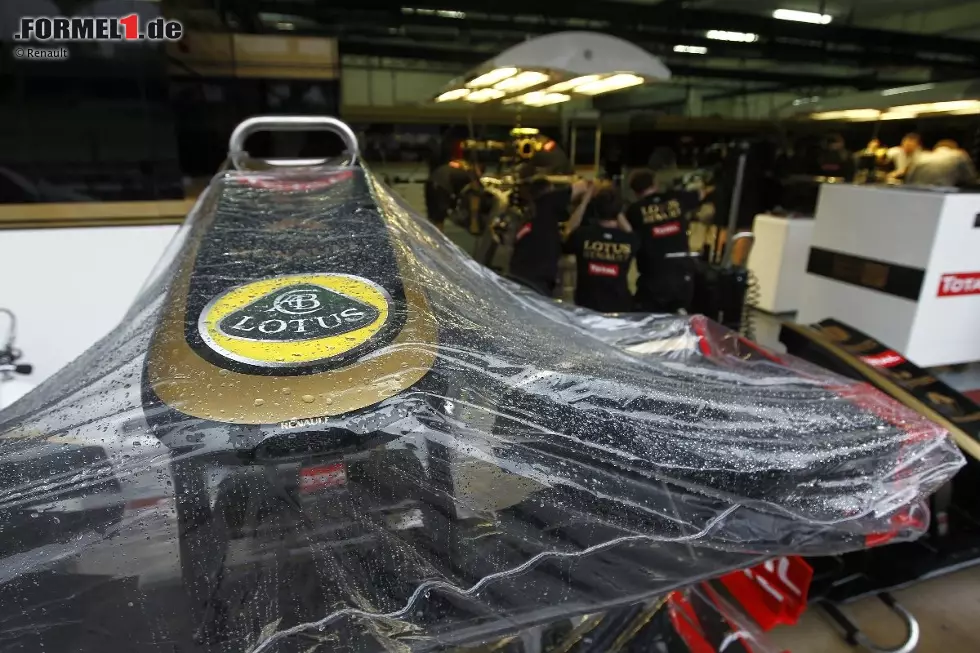Foto zur News: Frontpartie des Renault-Teams, arbeitende Mechaniker im Hintergrund. Und, lassen Sie sich nicht verwirren: Das Lotus-Logo steht nur für den Hauptsponsor des Teams, die Lotus-Gruppe. Die ist mit dem Lotus-Team von Tony Fernandes zerstritten. Derzeit klärt ein Londoner Gericht, wer den Namen in Zukunft verwenden darf.
