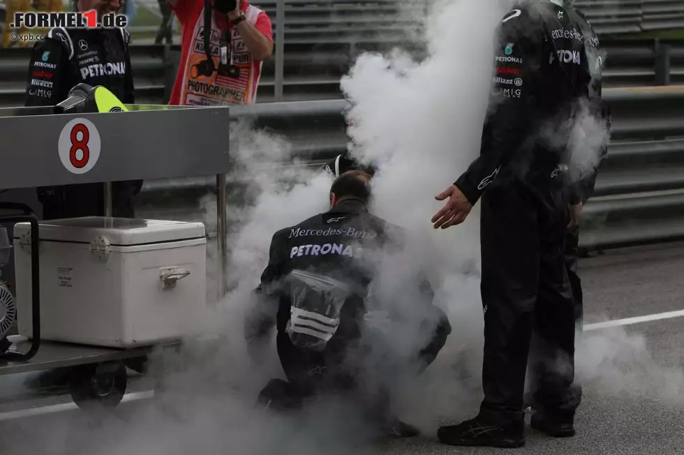 Foto zur News: Wenn&#039;s mal ein bisschen kühler sein soll: Mercedes-Mechaniker hantieren mit Trockeneis. Das eignet sich wunderbar, um vor dem Start in die Kühler gelegt zu werden.