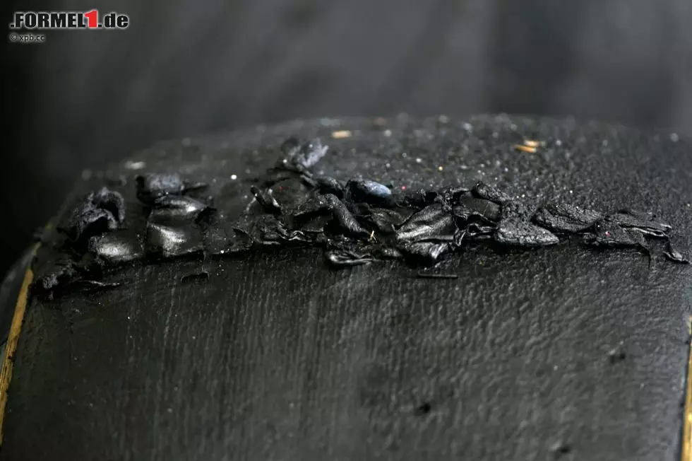 Foto zur News: So sieht das aus, wenn die Fahrer davon sprechen, dass sie sich abseits der Ideallinie Gummikügelchen oder "Marbles" eingefangen haben. Kein Wunder, dass das den Grip der Pirellis schlagartig reduziert.
