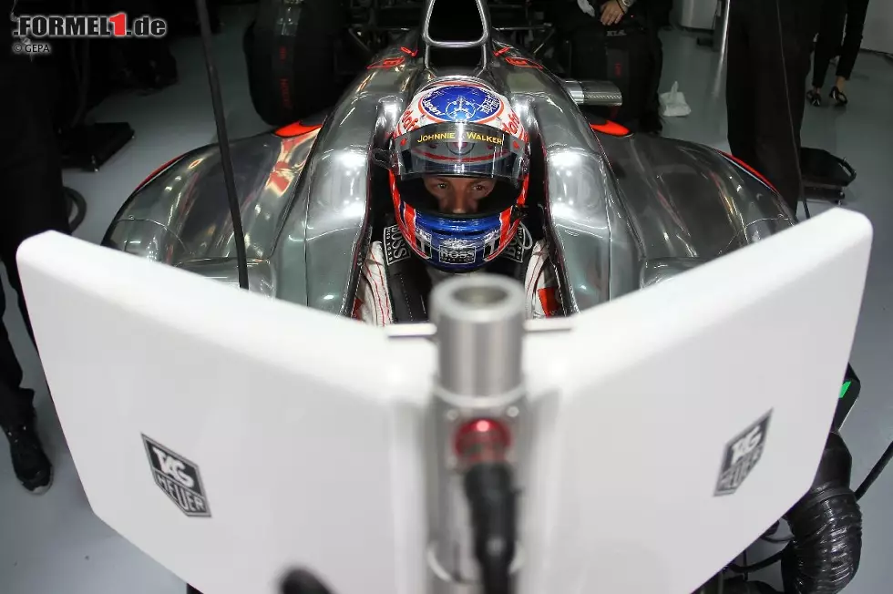 Foto zur News: Voll konzentriert: Jenson Button bereitet sich auf den Renntag vor. Der "Reifenflüsterer", Abbruchsieger von 2009, lieferte ein starkes Rennwochenende ab und wurde Zweiter.