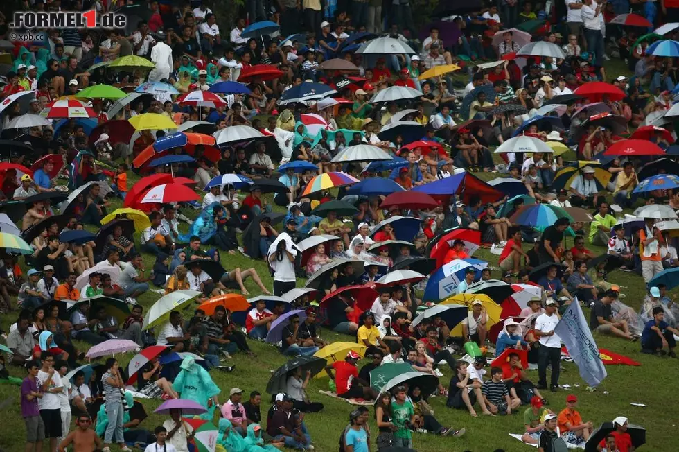 Foto zur News: Zwischendurch begann es während des Rennens zu tröpfeln, sodass sich die Zuschauer schon auf ein Regenrennen einstellten. Doch richtig intensiv wurde der Regen nie, sodass die Intermediates und Regenreifen in der Pirelli-Box bleiben konnten.