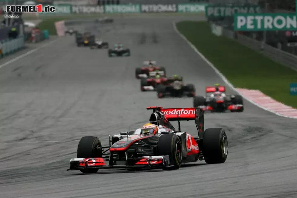 Blick (Schweiz): "Vettel locker zum Sieg, Hamilton und Alonso bestraft! Sebastian Vettel ist auch beim Grand Prix Malaysia nicht zu bremsen und fährt zu einem einsamen Sieg. Die Entscheidung fällt schon am Start." Foto zur News: Blick (Schweiz): "Vettel locker zum Sieg, Hamilton und Alonso bestraft! Sebastian Vettel ist auch beim Grand Prix Malaysia nicht zu bremsen und fährt zu einem einsamen Sieg. Die Entscheidung fällt schon am Start."