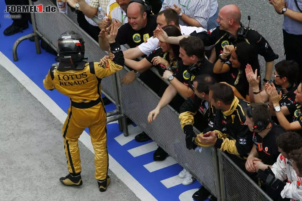 Foto zur News: Tagesanzeiger (Schweiz): "Besser als Vettel kann man nicht fahren. Der Weltmeister zementierte seine Dominanz in Malaysia mit dem zweiten Sieg im zweiten Saisonrennen. Der 10. April 2011 geht als deutscher Tag in die Geschichtsbücher der Formel 1 ein. Er brachte nicht nur Sebastian Vettels vierten Sieg in Serie, sondern auch die sportliche Auferstehung von Nick Heidfeld."