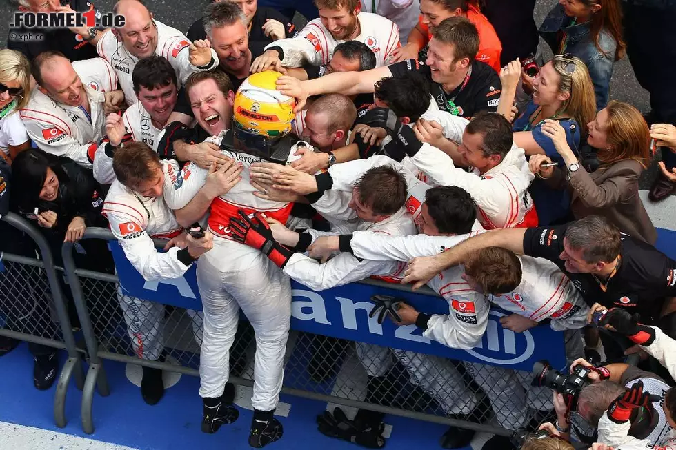 Lewis Hamilton hingegen freute sich wie ein Kind über seinen ersten Sieg seit Spa-Francorchamps im August 2010: "Ich bin überwältigt. Das war eines der drei besten Rennen meiner Karriere!" Foto zur News: Lewis Hamilton hingegen freute sich wie ein Kind über seinen ersten Sieg seit Spa-Francorchamps im August 2010: "Ich bin überwältigt. Das war eines der drei besten Rennen meiner Karriere!"