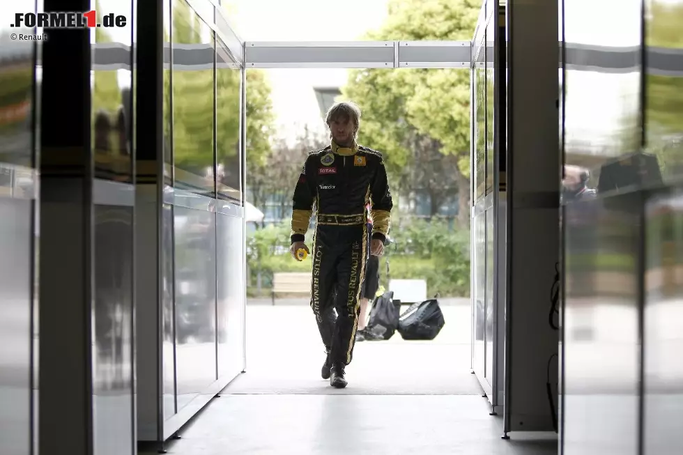Nick Heidfeld auf dem Weg in seinen Raum in der Renault-Hospitality. In Schanghai haben die Teams nicht ihre eigenen Motorhomes dabei, sondern sie sind in kleinen Häusern im Paddock einquartiert. Foto zur News: Nick Heidfeld auf dem Weg in seinen Raum in der Renault-Hospitality. In Schanghai haben die Teams nicht ihre eigenen Motorhomes dabei, sondern sie sind in kleinen Häusern im Paddock einquartiert.