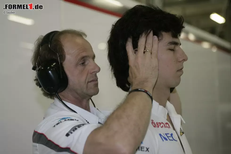 Foto zur News: ... Sergio Perez lässt sich von Josef Leberer, dem einstigen Physiotherapeuten von Ayrton Senna, entspannen...