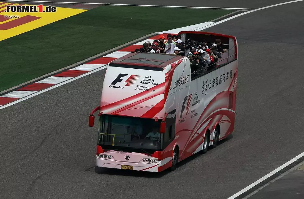 ... und die Fahrer werden mit dem Bus einmal um den Kurs chauffiert. Nicht etwa, um sich die Strecke einprägen zu können, sondern um den Fans präsentiert zu werden. Foto zur News: ... und die Fahrer werden mit dem Bus einmal um den Kurs chauffiert. Nicht etwa, um sich die Strecke einprägen zu können, sondern um den Fans präsentiert zu werden.