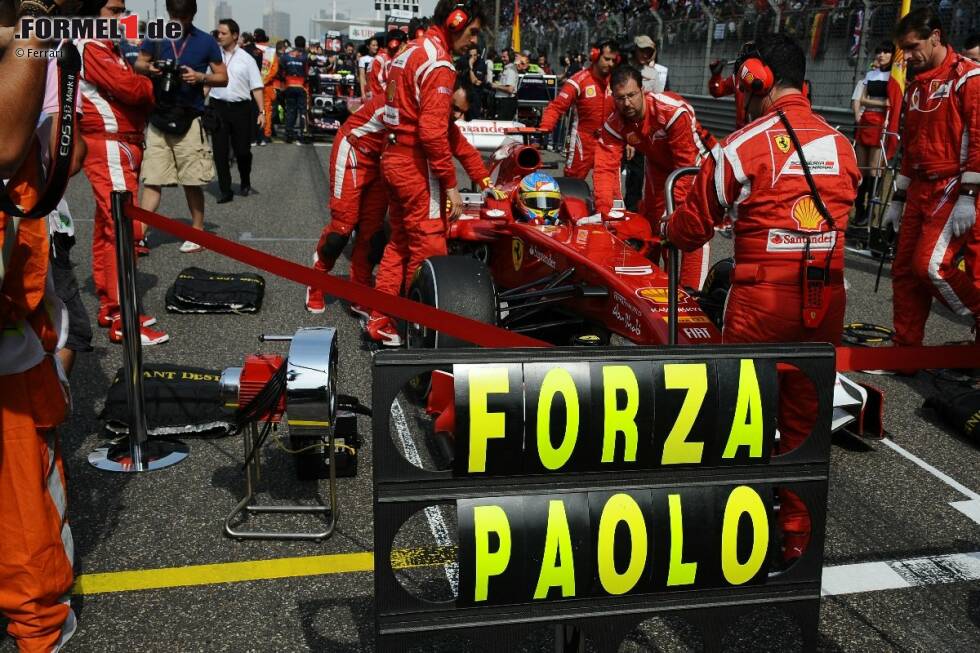 Foto zur News: Ferrari-Mechaniker Paolo Santarsiero wurde am Donnerstag mit einem zerebralen Aneurysma ins Krankenhaus eingeliefert. Seine Kollegen wünschten ihm vom Grid aus gute Besserung.
