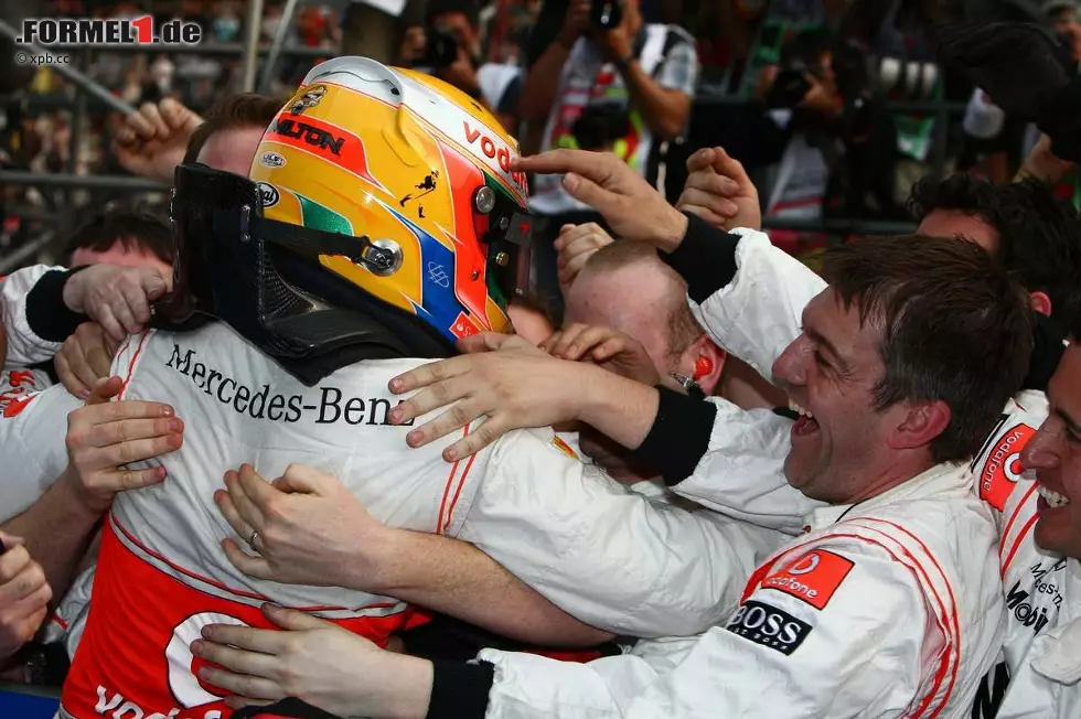 Foto zur News: Marca (Spanien): "Hamilton beendet die Diktatur Vettels und zeigt Ferrari, wie man Red Bull schlagen kann. Der McLaren übertölpelte Vettel vier Runden vor dem Ende."