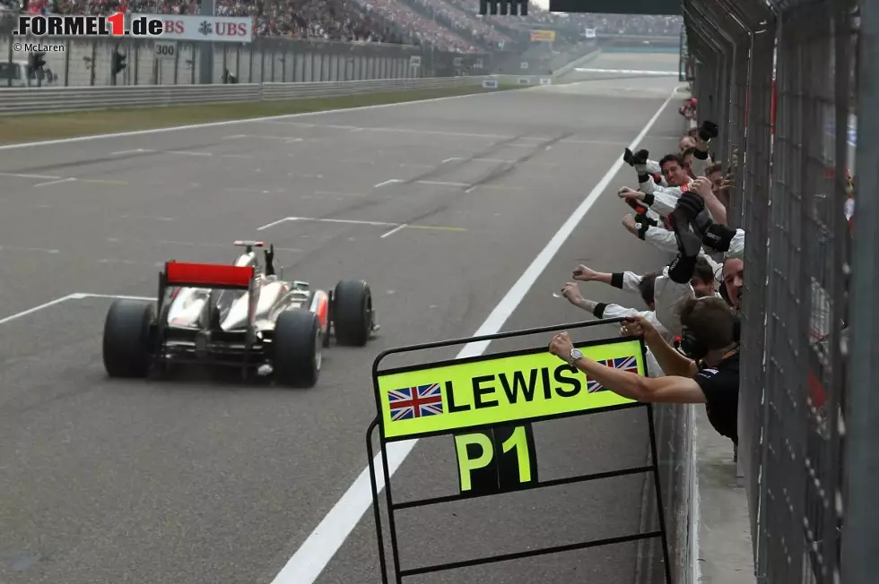 Foto zur News: Blick (Schweiz): "Von wegen langweilige Formel 1! Ein Riesenspektakel bei der Reifenschlacht von China mit einem überragenden Lewis Hamilton als Sieger vor Sebastian Vettel. Er überrascht den immer langsamer werdenden Vettel in einer Linkskurve, stiehlt sich rotzfrech am Weltmeister vorbei und vermiest Vettel den Hattrick."