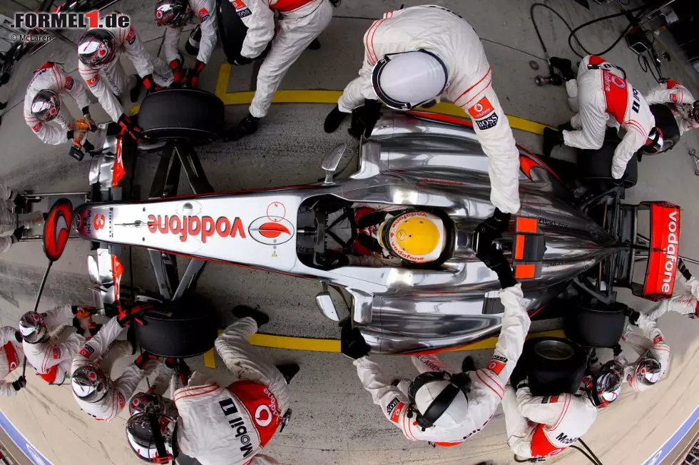 Guardian (Großbritannien): "Hamilton schnappt sich den Sieg in Schanghai und das Formel-1-Fieber steigt. Der Große Preis von China war ein tolles Rennen, in dem es Jenson Button in Runde 15 sogar schaffte, sich den Platz von Sebastian Vettel in der Boxengasse zu sichern, bevor er dort verscheucht wurde. Das Rennen setzte der mittlerweile schon beunruhigenden Siegesserie des Sebastian Vettel ein Ende. Der frühreife und talentierte Deutsche hatte zuvor vier Rennen in Folge gewonnen - und fünf der letzten sechs. Vettels Dominanz hatte nicht nur bei seinen direkten Rivalen von McLaren, Ferrari und Mercedes für Stirnrunzeln gesorgt, sondern in der gesamten lärmenden Formel-1-Szene." Foto zur News: Guardian (Großbritannien): "Hamilton schnappt sich den Sieg in Schanghai und das Formel-1-Fieber steigt. Der Große Preis von China war ein tolles Rennen, in dem es Jenson Button in Runde 15 sogar schaffte, sich den Platz von Sebastian Vettel in der Boxengasse zu sichern, bevor er dort verscheucht wurde. Das Rennen setzte der mittlerweile schon beunruhigenden Siegesserie des Sebastian Vettel ein Ende. Der frühreife und talentierte Deutsche hatte zuvor vier Rennen in Folge gewonnen - und fünf der letzten sechs. Vettels Dominanz hatte nicht nur bei seinen direkten Rivalen von McLaren, Ferrari und Mercedes für Stirnrunzeln gesorgt, sondern in der gesamten lärmenden Formel-1-Szene."