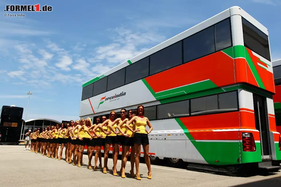 Foto zur News: Die türkischen Gridgirls nehmen vor dem Force-India-Truck Aufstellung, ...