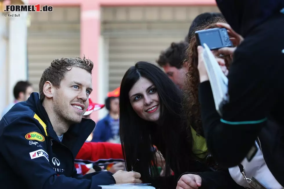 Hunderte Autogramme gekritzelt und ein paar Fotos gemacht - aber das muss nicht immer unangenehm sein: Sebastian Vettel mit einem (weiblichen) türkischen Fan. Foto zur News: Hunderte Autogramme gekritzelt und ein paar Fotos gemacht - aber das muss nicht immer unangenehm sein: Sebastian Vettel mit einem (weiblichen) türkischen Fan.